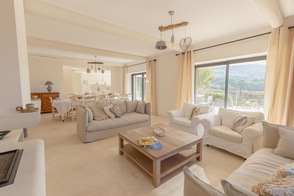 Smart TV, fireplace, stereo