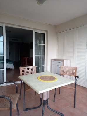 Outdoor dining - Studio vue mer au Calme, 1er Étage, Résidence Vacances , 2 Piscines Animations (Sainte-Anne)