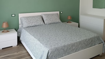 Habitación Deluxe, baño en la habitación | 1 habitación, muebles diferentes, insonorización y cuna de viaje