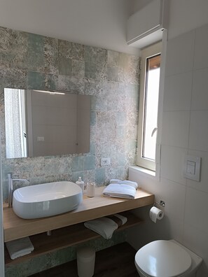 Shower, rainfall showerhead, free toiletries, hair dryer - Dalie's House San leone centro (Agrigento)