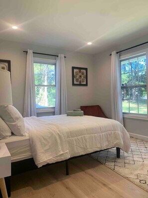 6 Schlafzimmer, Schreibtisch, Bügeleisen/Bügelbrett, WLAN