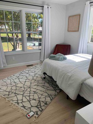 6 Schlafzimmer, Schreibtisch, Bügeleisen/Bügelbrett, WLAN