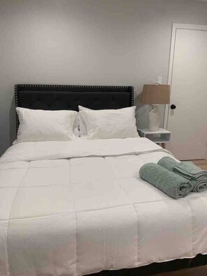 6 slaapkamers, een bureau, een strijkplank/strijkijzer, wifi