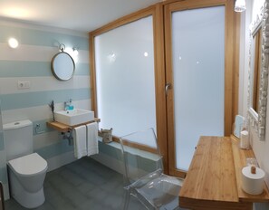 Dusj, hårføner, håndklær og såpe