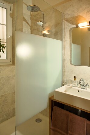 Shower, eco-friendly toiletries, hair dryer, towels - Charming Elegant Warm 1B Flat, 592 Ft, Montmartre (Paris)