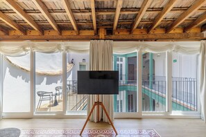 Apartamento Premier | Zona de estar | Una televisión de pantalla plana