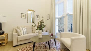 Elite Apartment | Living area | Flat-screen TV