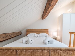 1 bedroom, iron/ironing board, bed sheets - T2 Paquier (Annecy)