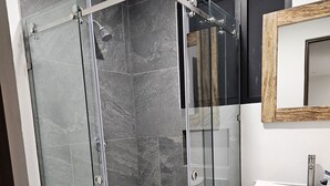 A modern bathroom with a glass-enclosed shower, a white sink, and a large mirror. - Centro Expositor, Depto 2 (Heroica Puebla de Zaragoza)