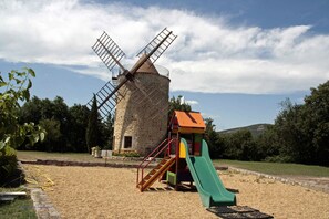 Children’s area - Maison Proche du Village de Vallon Pont D'arc et de la Rivière Ardèche (Vallon-Pont-d'Arc)