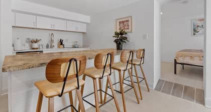 Stone's Throw from Capitol Hill / Free Parking