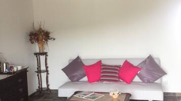 Comfort Double or Twin Room, Garden View | Living area