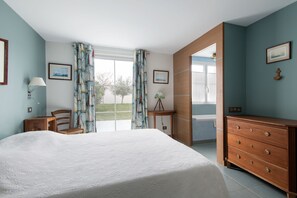 3 bedrooms, iron/ironing board, travel cot, Internet