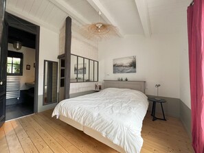 5 habitaciones, escritorio y tabla de planchar con plancha 