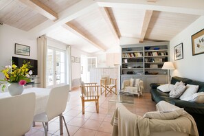 TV, DVD player, books - . (Sainte-Marie-de-Ré)