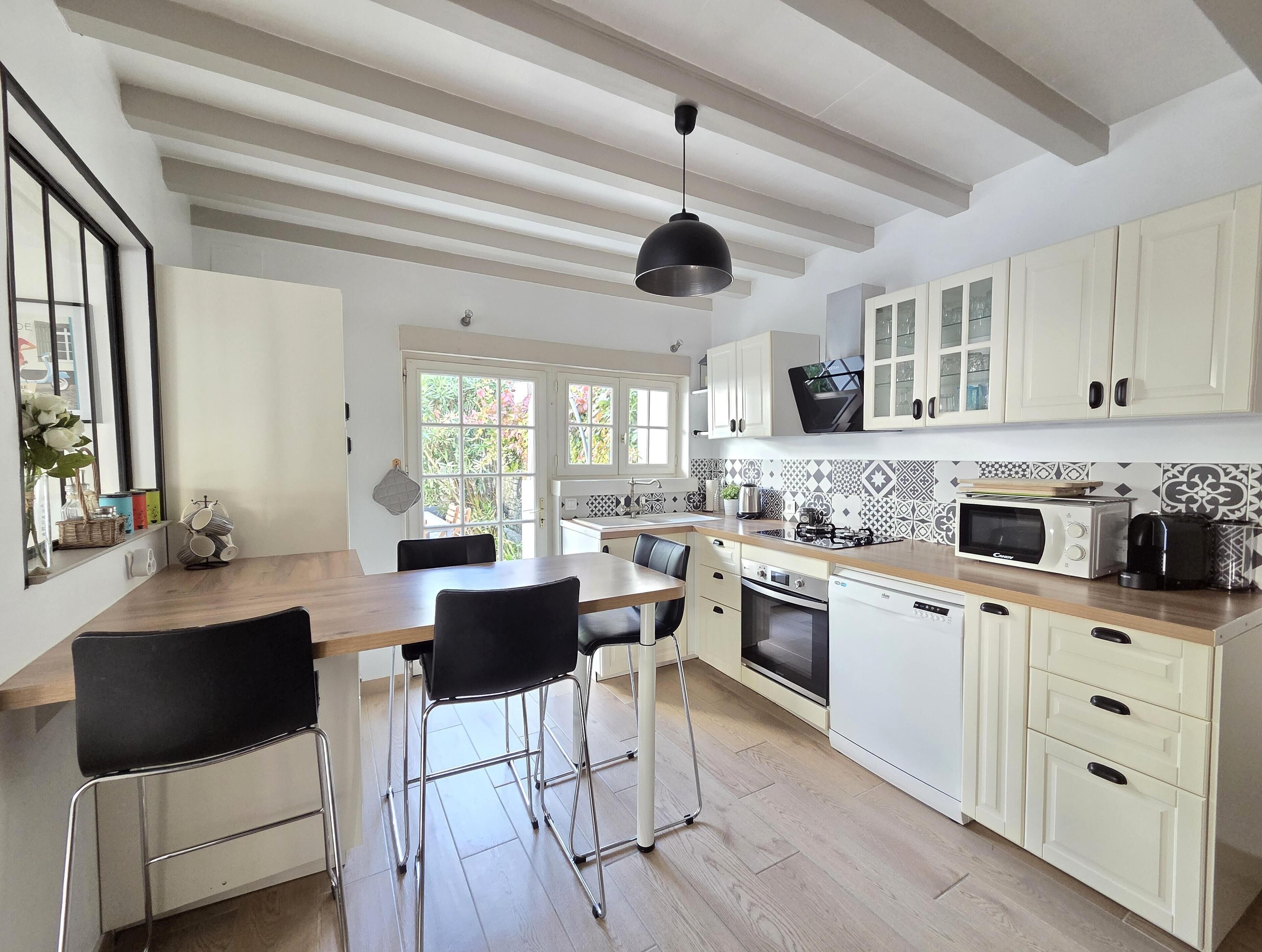 Kylskåp, mikrovågsugn, ugn och spishäll