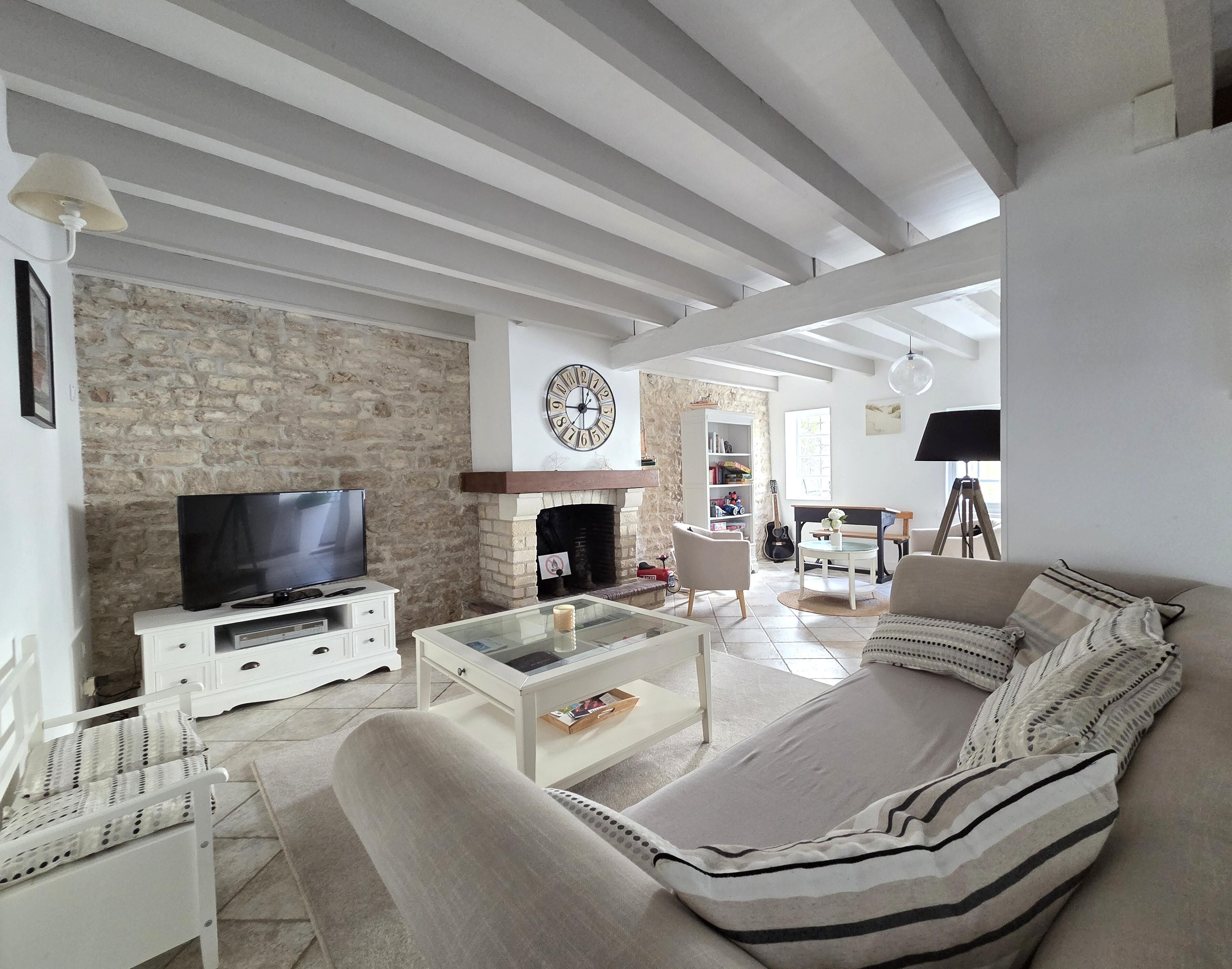 Télévision, lecteur de DVD, livres