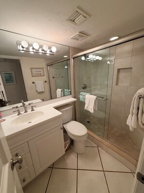 Towels - Newly redecorated Gulf front 2 Bed/ 2Bath (Sarasota)
