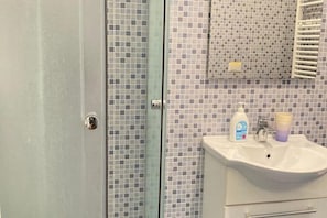 Dusj, hårføner, bidé og håndklær