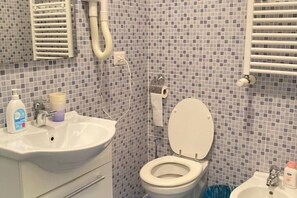 Shower, hair dryer, bidet, towels - Oreglia house (Roma)