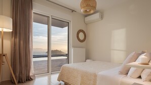 Una camera da letto con un letto, una lampada, vista all'esterno e una luce a soffitto.