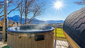 Outdoor spa tub - LE Refuge DES Toupins Quand le Confort et L'originalité Rencontrent L'élégance (Prunières)