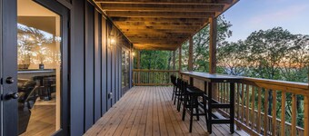 Songbird Chalet Luxe Mountain Retreat with Views and Game Room