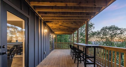 Songbird Chalet Luxe Mountain Retreat with Views and Game Room