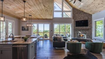 Smart TV, lareira, pebolim, mesa de pingue-pongue