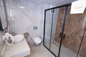 Douche, chaussons, serviettes fournies