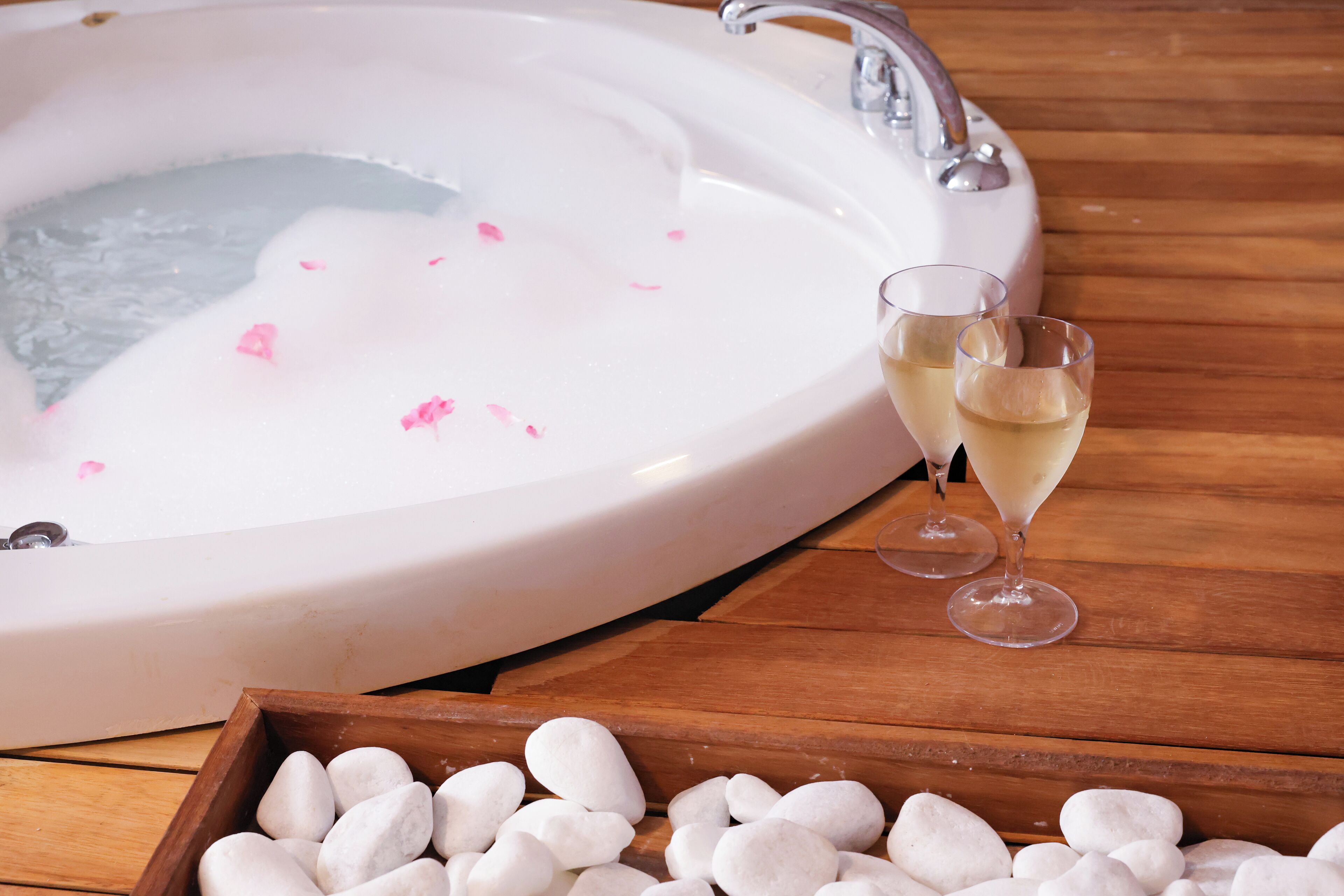 Junior Suite with Jacuzzi | Badrum | Dusch, tofflor och handdukar