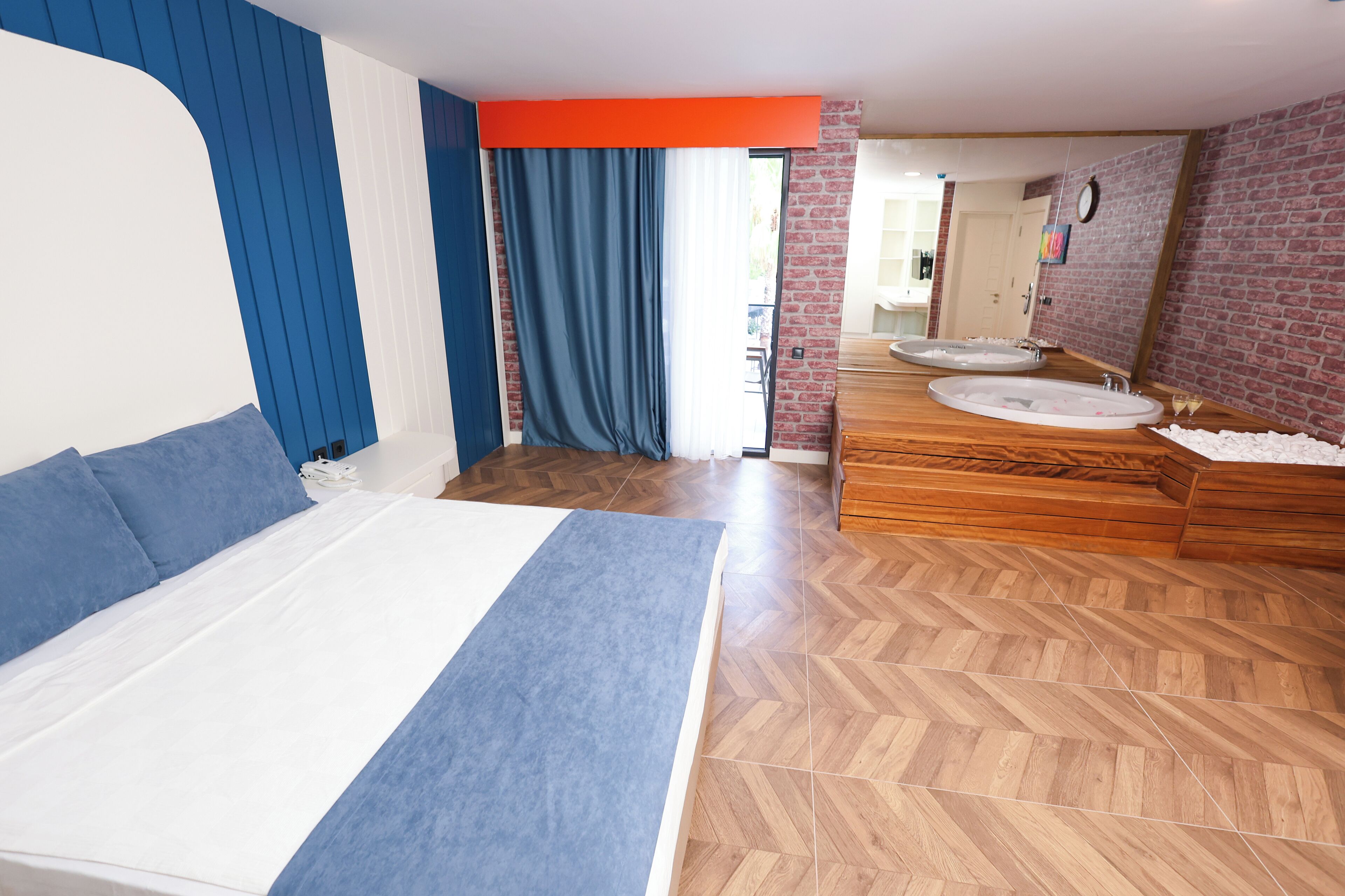 Junior Suite with Jacuzzi | Minibar, soundproofing, free WiFi, bed sheets