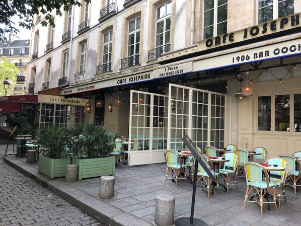 Outdoor dining - Beautiful flat near the Louvre (PARIS 01)