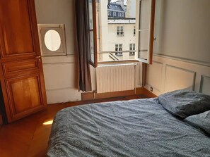 3 室のベッドルーム、デスク、WiFi (無料)、ベッドシーツ