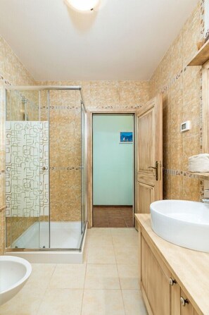 Dusche, Haartrockner, Handtücher