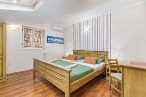 3 quartos, ferros/tábuas de passar roupa, Wi-Fi, roupa de cama