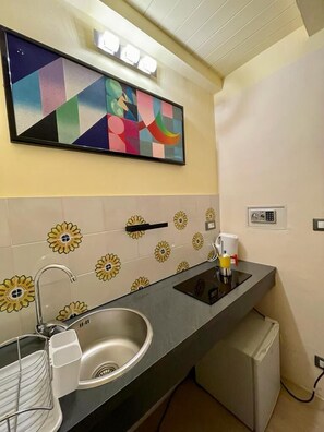 Microwave, coffee/tea maker, cookware/dishes/utensils