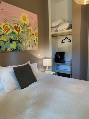 2 bedrooms, in-room safe, desk, free WiFi - 2 Miles to Flintfields Horse Park (Williamsburg)