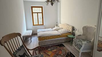 3 bedrooms, desk, WiFi