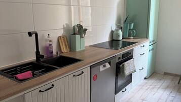 Fridge, oven, stovetop, dishwasher