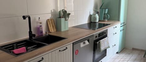 Réfrigérateur, four, plaque de cuisson, lave-vaisselle