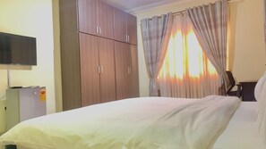 2 habitaciones, tabla de planchar con plancha, wifi y ropa de cama