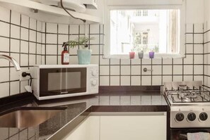 Kühlschrank, Mikrowelle, Ofen, Wasserkocher mit Kaffee-/Teezubehör