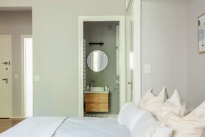 1 bedroom, iron/ironing board, travel cot, free WiFi