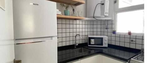 Kühlschrank, Mikrowelle, Ofen, Wasserkocher mit Kaffee-/Teezubehör