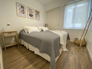 2 Schlafzimmer, Schreibtisch, Bügeleisen/Bügelbrett, Reisekinderbett