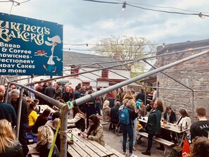 Outdoor dining - Ventry Farm Cottages (Ventry)