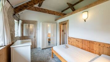 2 bedrooms, free cots/infant beds, bed sheets