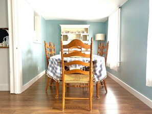 Dining - Renovated & Walk to Beach. 5-star reviews. The Friendship House (Falmouth)