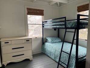 4 bedrooms, desk, travel cot, WiFi